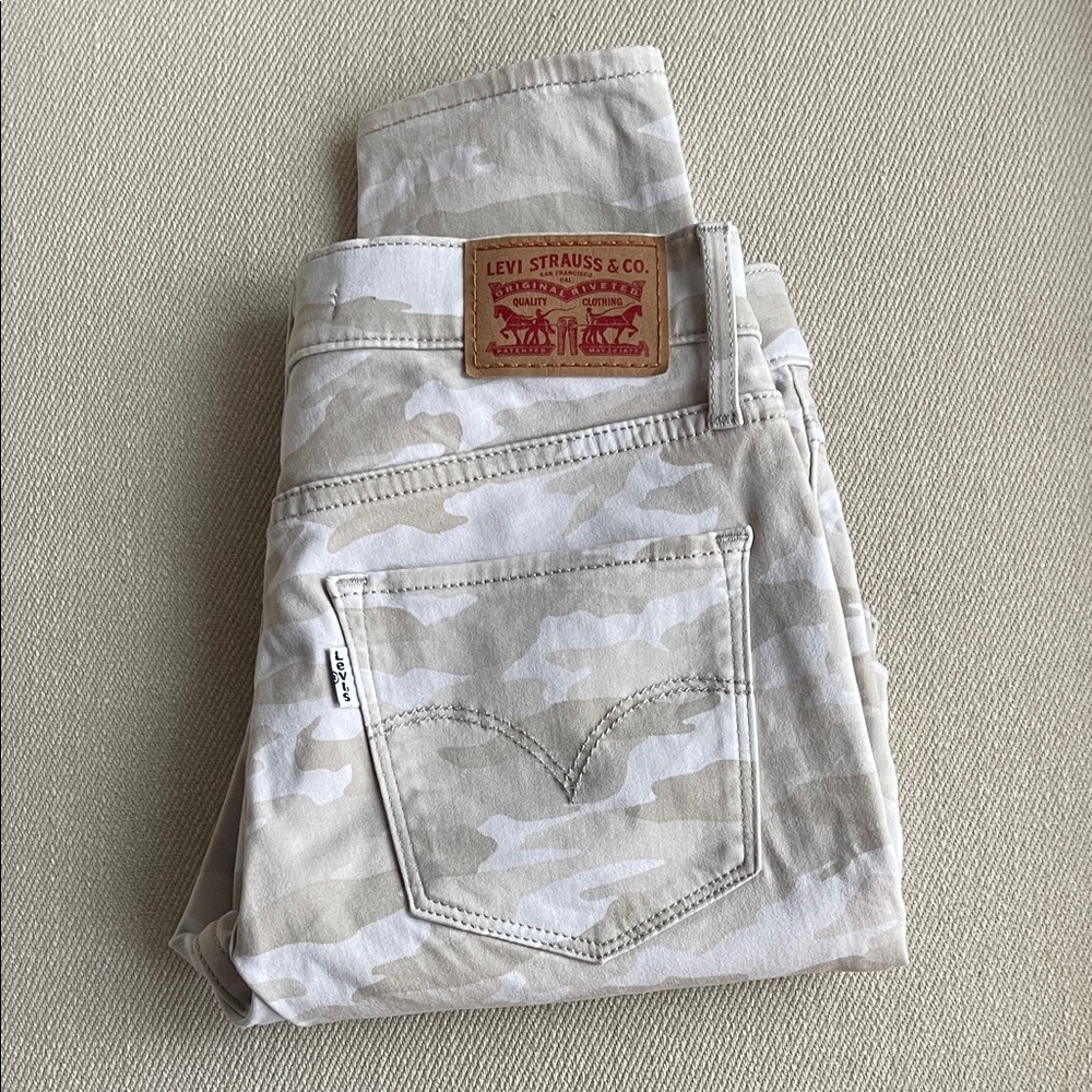 409. NWOT Levi's 711 Skinny Ankle Jeans - White Camo Snow Camo